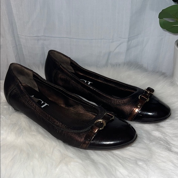 Chic Black and Brown Flats with Glossy Toe Cap - Picture 2 of 6
